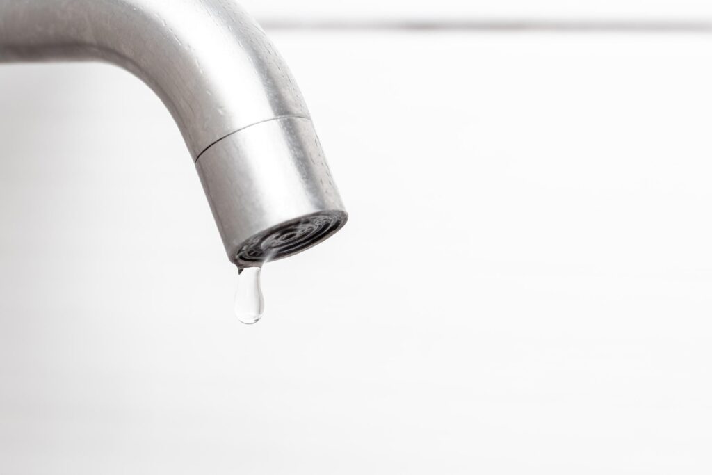 foto de un grifo de cocina que gotea