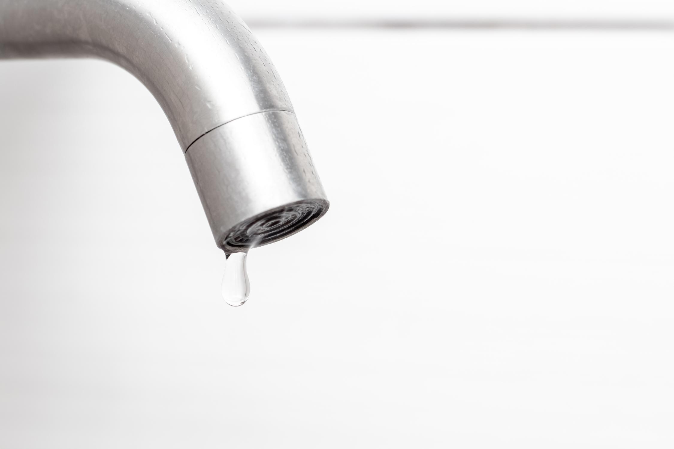 foto de un grifo de cocina que gotea