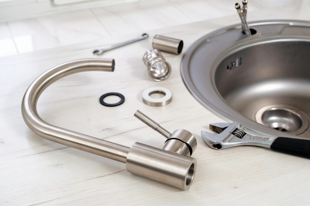 foto de las partes de un grifo de cocina